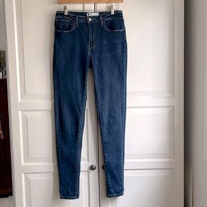 Levi’s high rise dark skinny  jeans. W28 L30